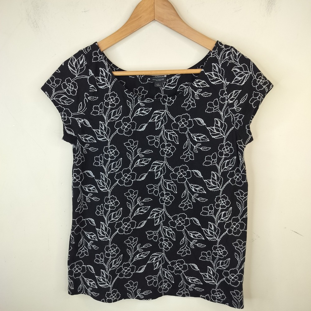 Ann Taylor Floral Embroidered Top Tee Small Casual Black Short Sleeve